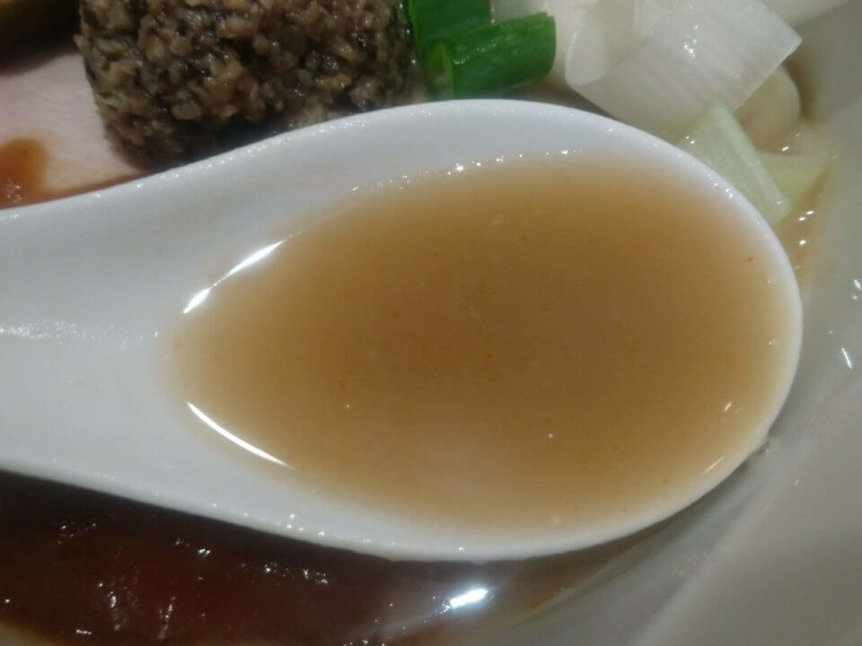 雨、燦燦　アメリケーヌ豚骨平打ち麺withマッシュルーム　スープ